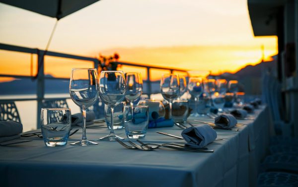 joelfazhari-table-5356682_1920